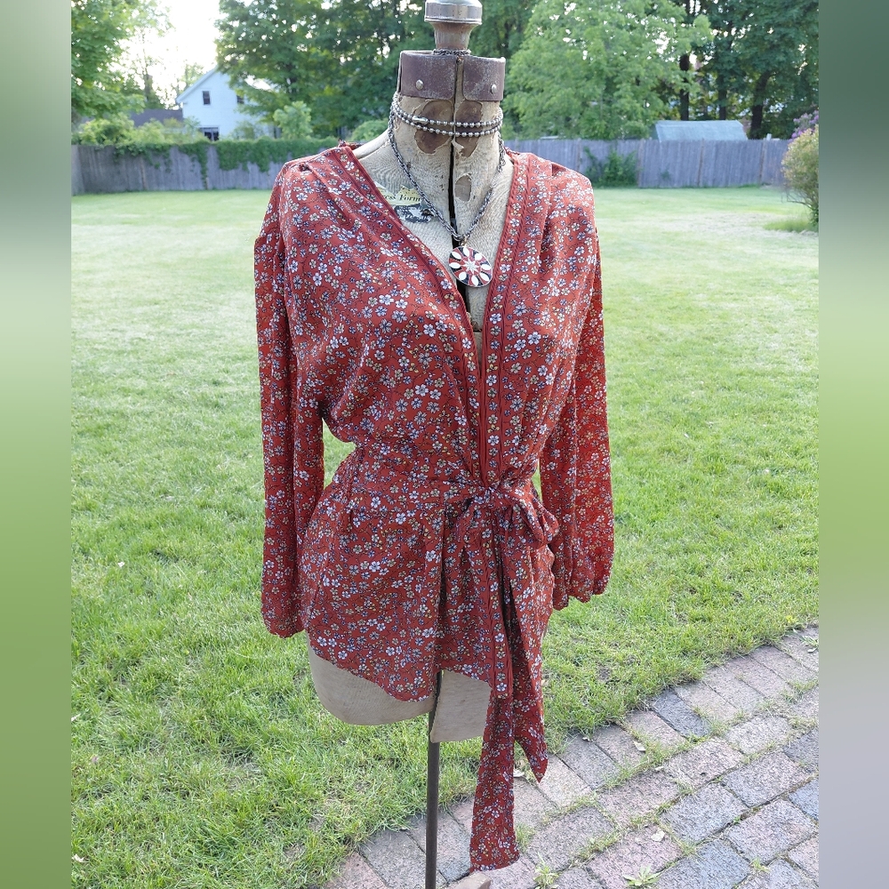 Max Studio flowy red geometric tiny print wrap sash shirt V neckline Womens M - Picture 3 of 11